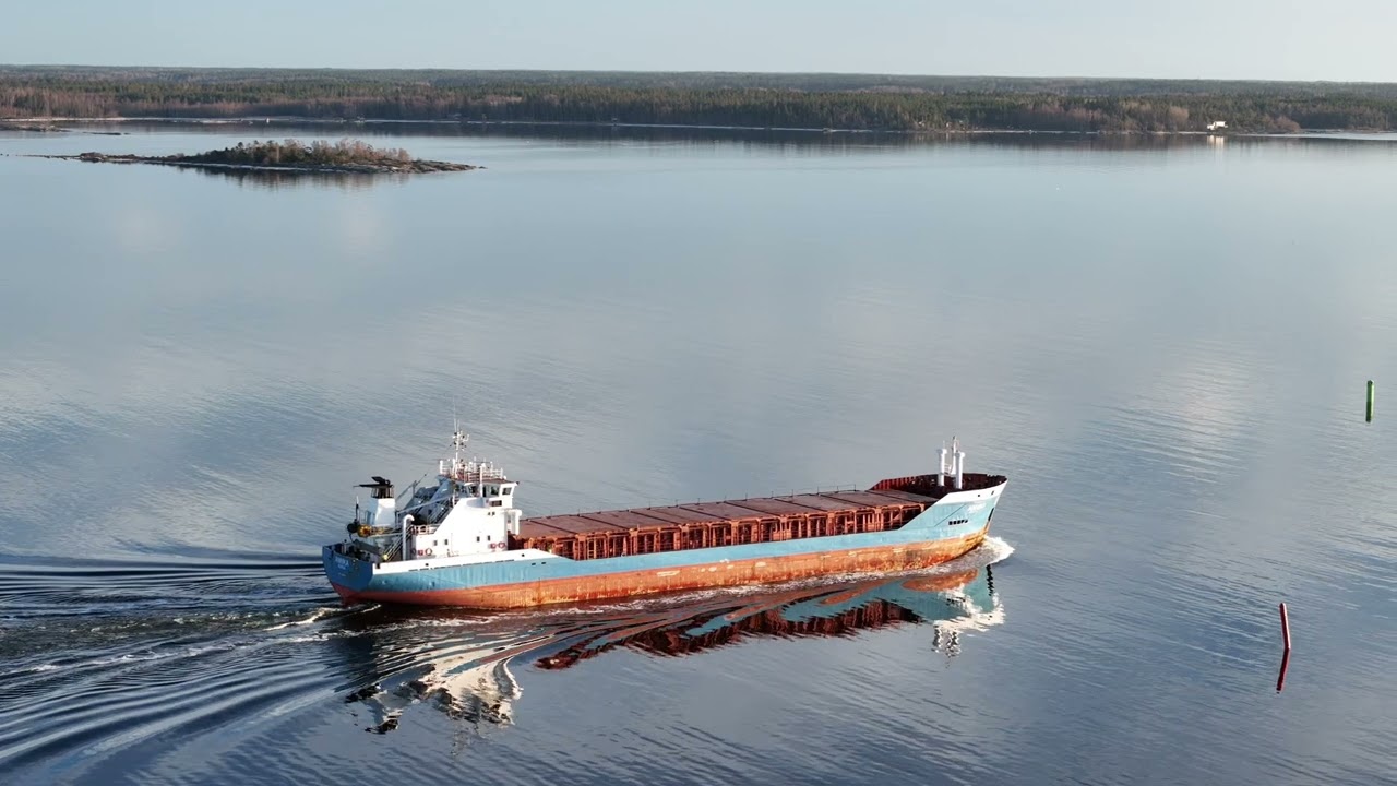 Rahtilaiva Rihtniemen väylällä ulos Rauman satamasta, 9.4 2024