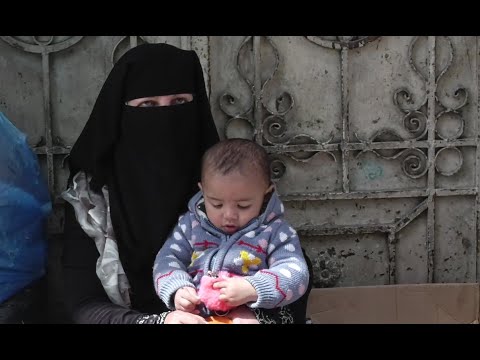 الأم زين هتهت تبيع النعنع في شوارع مدينة غزة لتعيل أطفالها