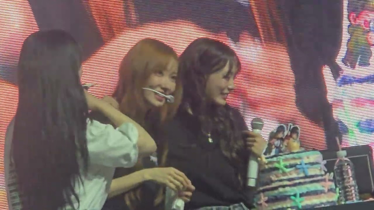 280226 qwer rockation asia tour SG encore fan cake