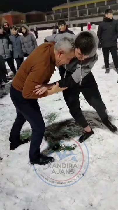Kandıra belediye başkanı genç rakibi ile güreşti
