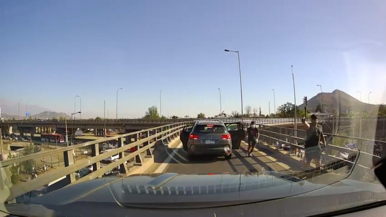 Conductor choca auto de asaltantes para evitar encerrona