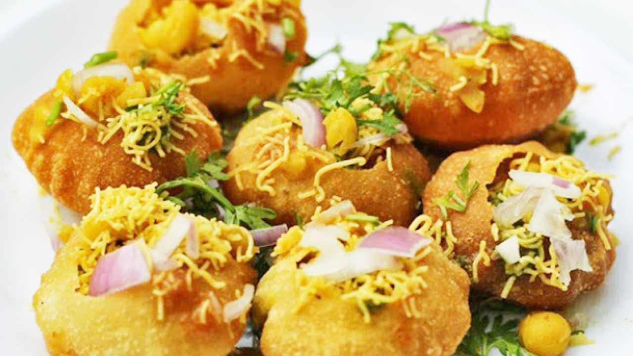 Indian Street Food Famous Ragda Puri of Mumbai's Street Mumbai's