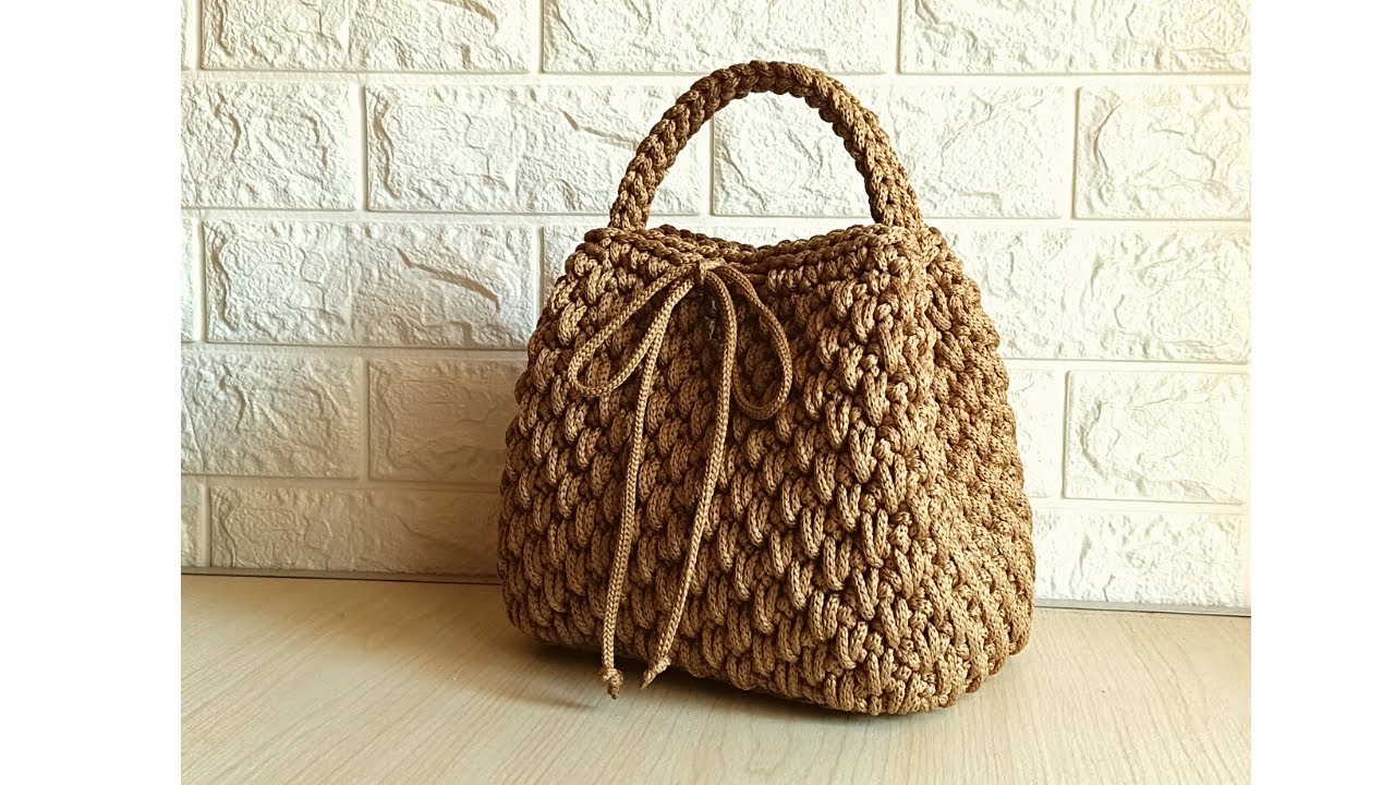 Связать крючком новую красивую сумку-кордон, подходящую для начинающих.