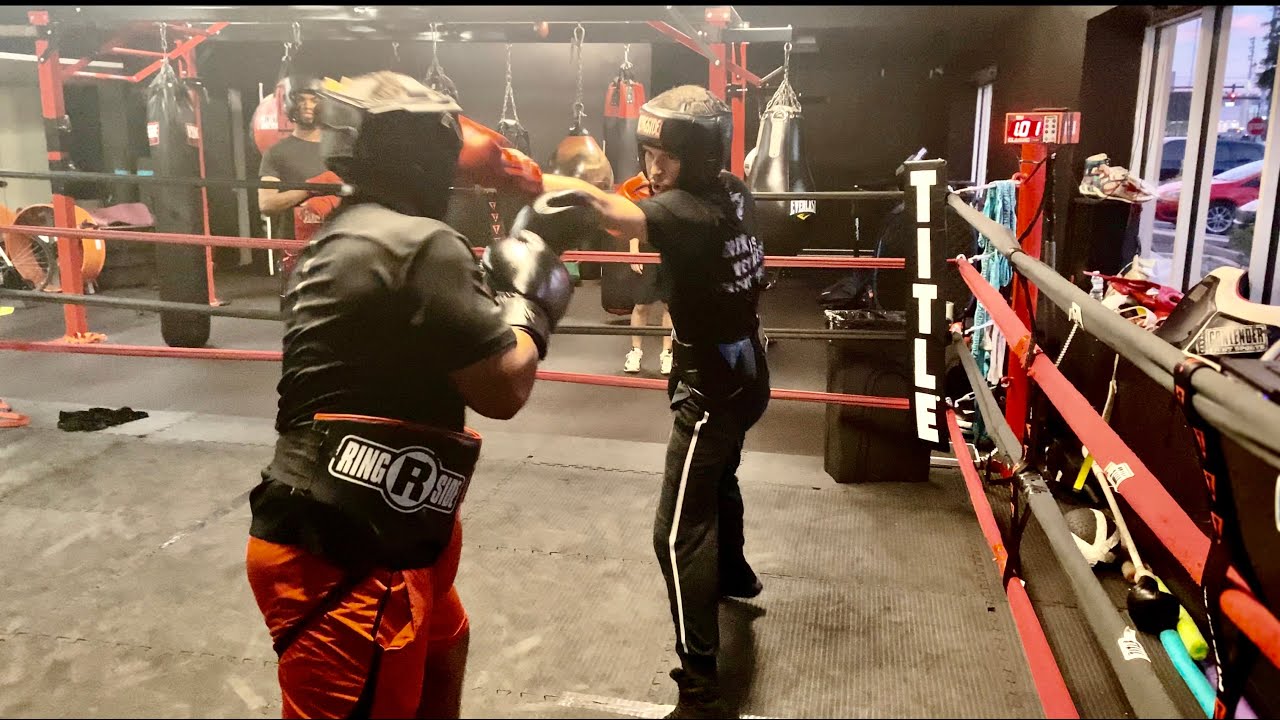 *ЛЕГКИЙ* СПАРРИНГ В БОКСЕРСКОМ ЗАЛЕ!!!