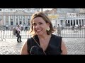 Peregrinos preocupados rezan por la salud del papa León XIV