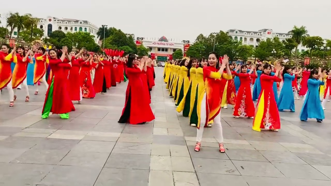 Đồng diễn Hãy đến với con người việt nam và xinh tươi việt nam / Các clb dân vũ thành phố từ sơn