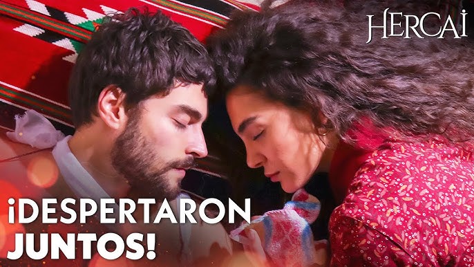 Voyaga etgan ayollar tik turgan holda siyadilar