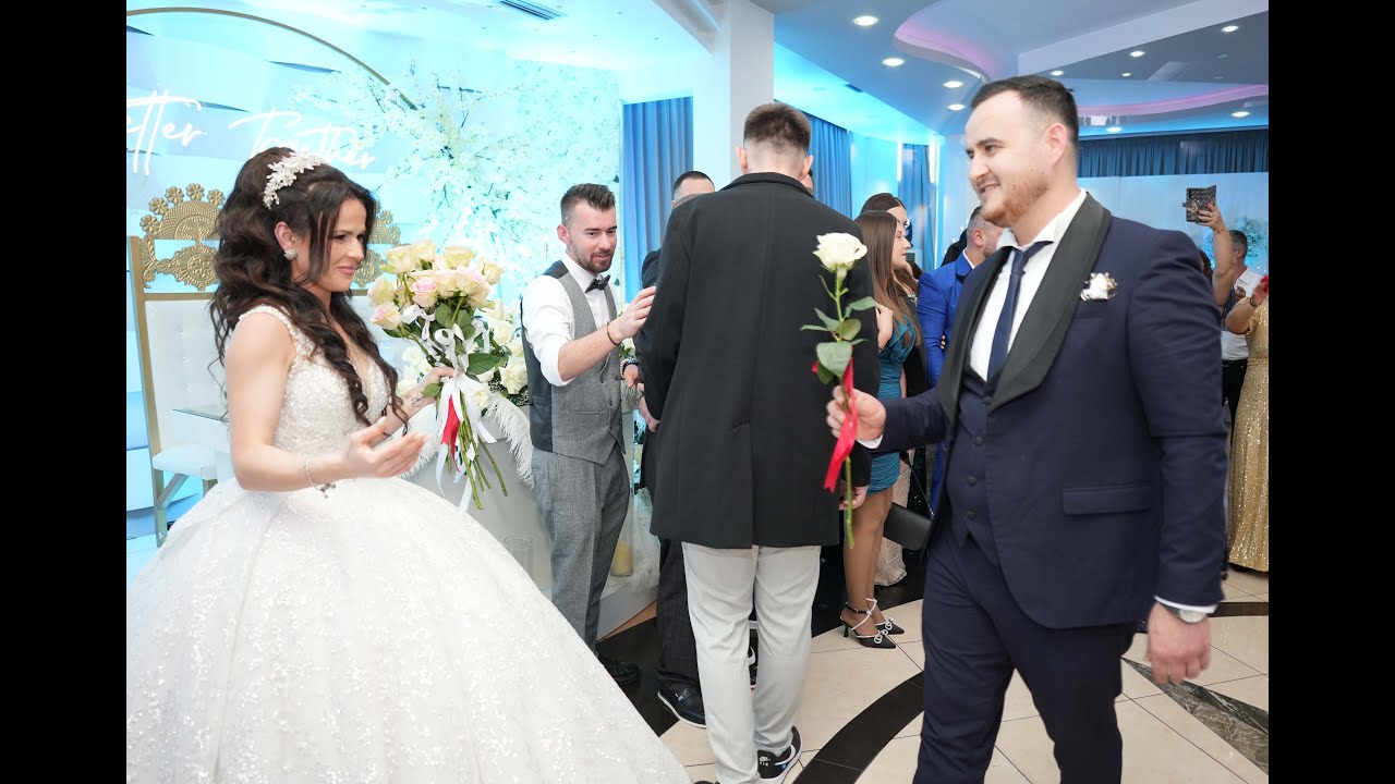 Shikoni sa bukur ardhja e krushqve ne dasem.Krushqit ne Valle. Prerja e tortes