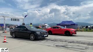 Mercedes-Benz e43 AMG 4MATIC  vs Ford Mustang GT 5.0 V8 drag race 1/4 mile 🚦🚗 - 4K Resimi