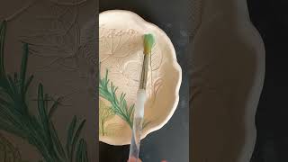 How I use herb leaves and flowers pressed in clay to create pottery #vuvuceramics #satisfying #craft