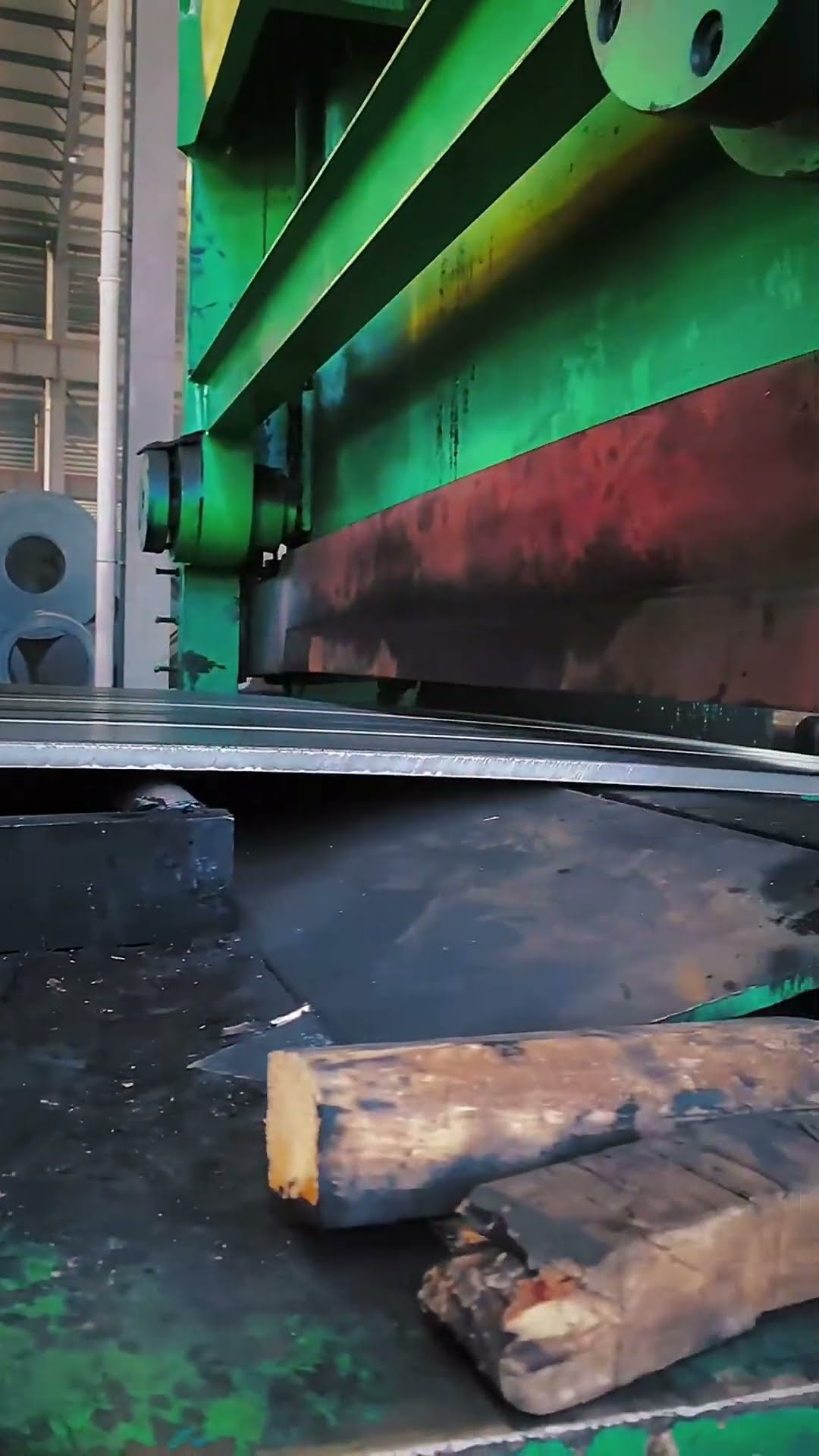Manganese steel coil leveling cutting process- Good tools and machinery make work easy