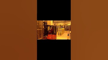 Forklift feeding empty plastic pallet into palletising machine #shorts  #forklift