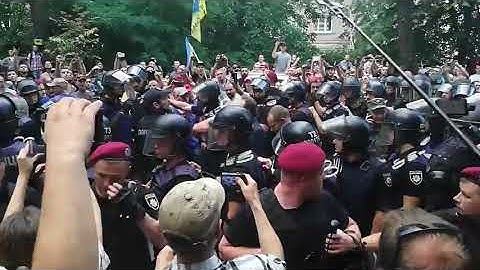 Депутатів від "Нарфронту" провели коридором ганьби через збитого активіста