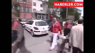 Sedat Peker elini kolunu sallayarak, kelepçesiz yürüyor. Resimi