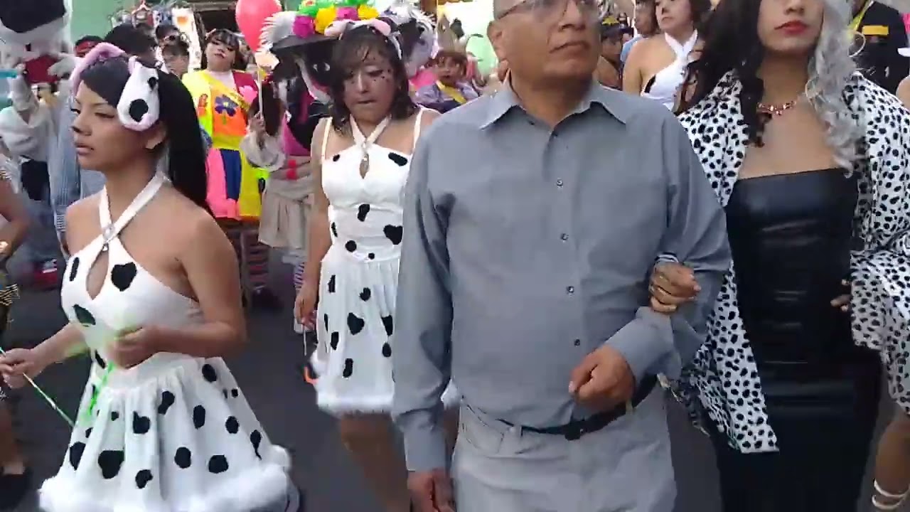 VAMONOS RECORRIENDO LAS CALLES DE SANTIAGO ACAHUALTEPEC CON LA REINA S.G.M. SOL 1RA