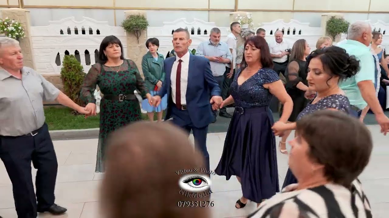 Dansuri frumoase, oameni frumoși, nuntă frumoasă cu formația lui Furnică!