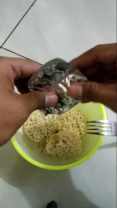 Baru HUJAN Akhirnya Buat Mie Gelas 3 BUNGKUS MAKAN Satu Mangkok Mantap 😋 #Shorts#makan#miegelas