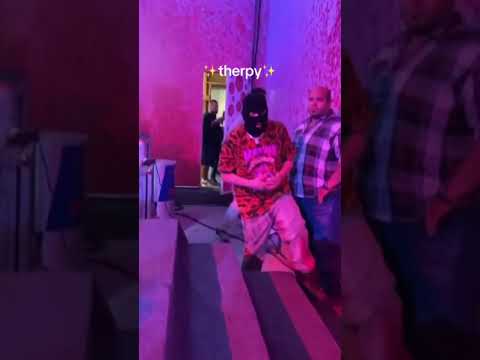 ابيوسف يحضن احد الفانز