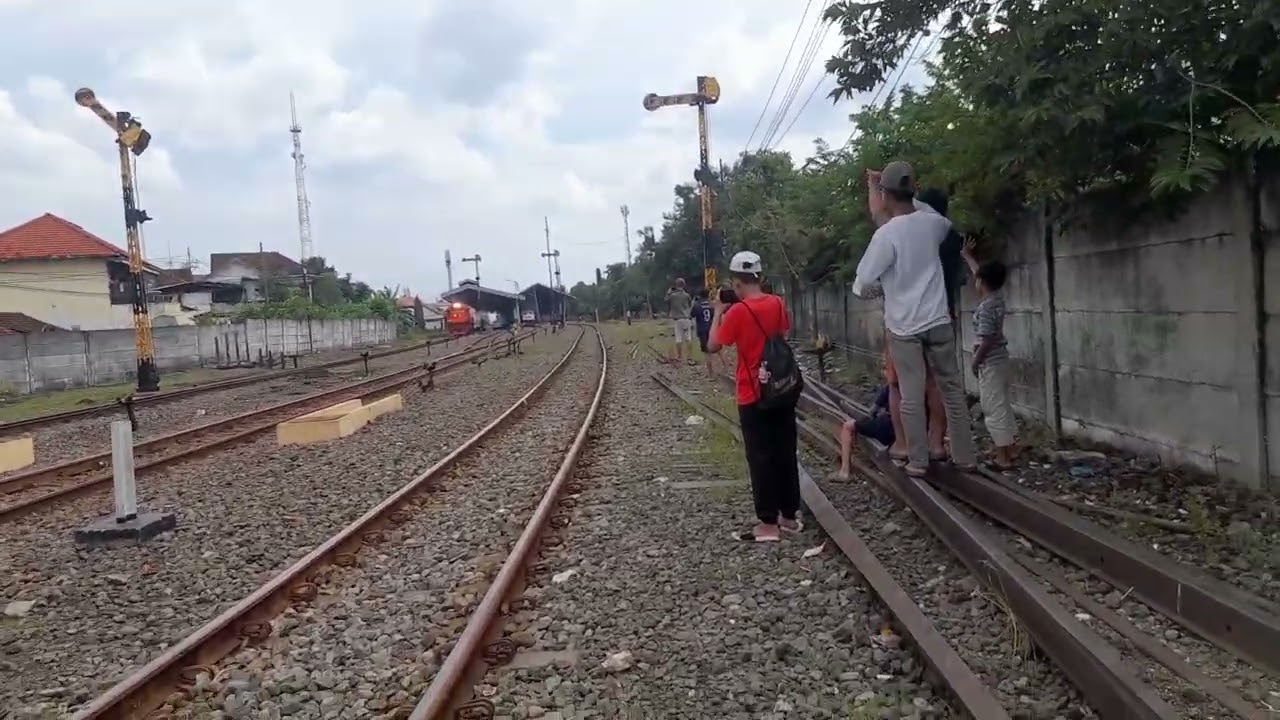 Hunting kereta api di st sidoarjo 1 nemu lok CC 201 89 16