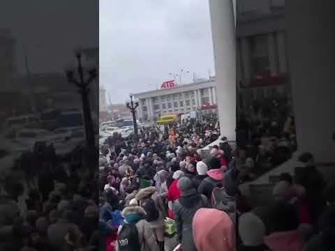 На днепровском вокзале тысячи людей пытаются эвакуироваться