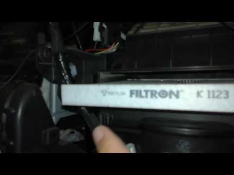 Wideo: Jak wymienić filtr powietrza w kabinie w Toyocie: 9 kroków