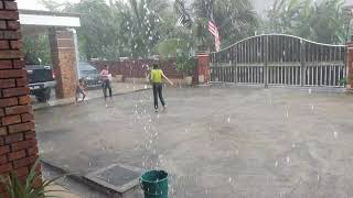 Mandi Hujan Di Kampung