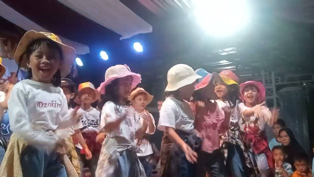 Tari lagu foco Loco pakai topi Koboy dan kemeja kotak