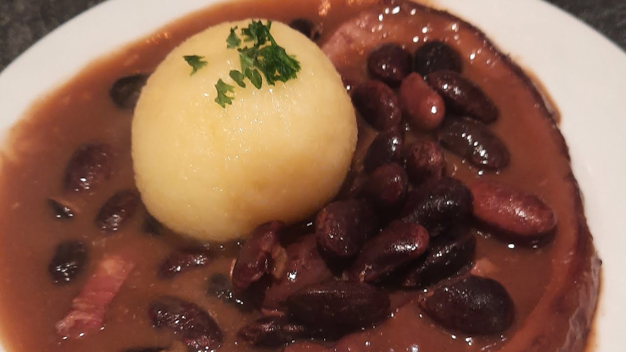 Bohnenkern mit Geräuchertem und Kloß. Fränkische Spezialität