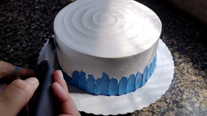 Decoração de bolo azul e branco (mesclado). Adriene Amorim. 