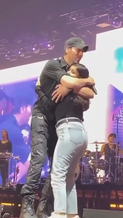 Enrique Iglesias with a lucky fan on stage  #enriqueiglesias #shorts #2022