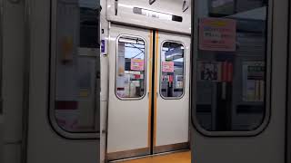 新栃木駅を発車する東武20400型各駅停車「南栗橋」行