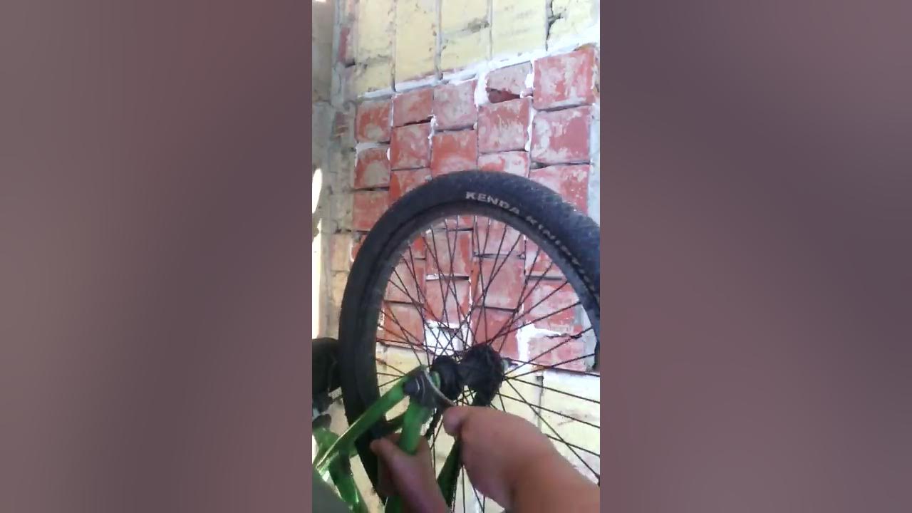 Как снять заднее колесо на bmx Vlog-как снять заднее колесо с БмХ. - YouTube