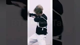 It's not V he is TaeTae 😉😄 #taehyung #bts #reality Resimi