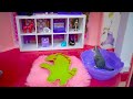 Alice joue dans la maison de barbie  room tour de la maison et lhistoire de dinosaure 