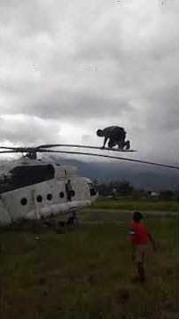 Anak papua main ayunan pake baling' helikopter