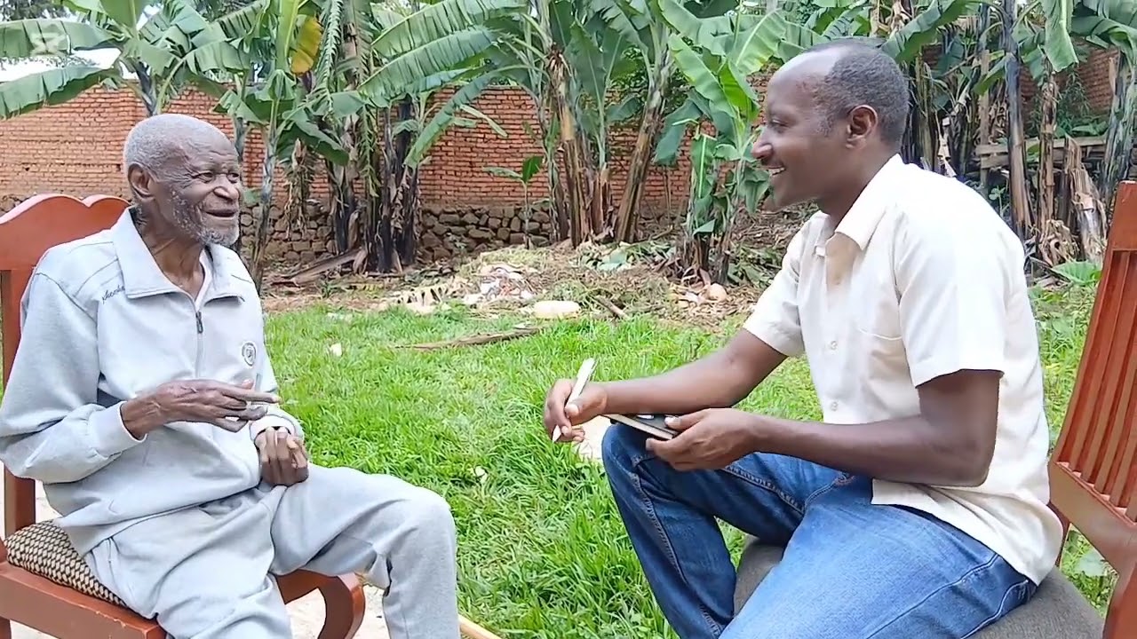 Burya HAKIZIMANA Alphonse wacomoye ibyuma Perezida KAYIBANDA agiye gufata ijambo.