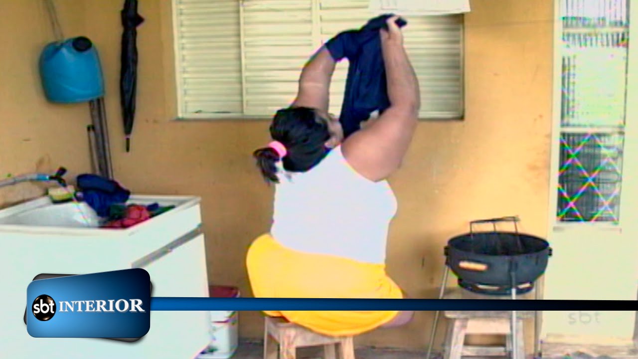 Superação: sem as duas pernas, mulher usa banquinho para viver normalmente