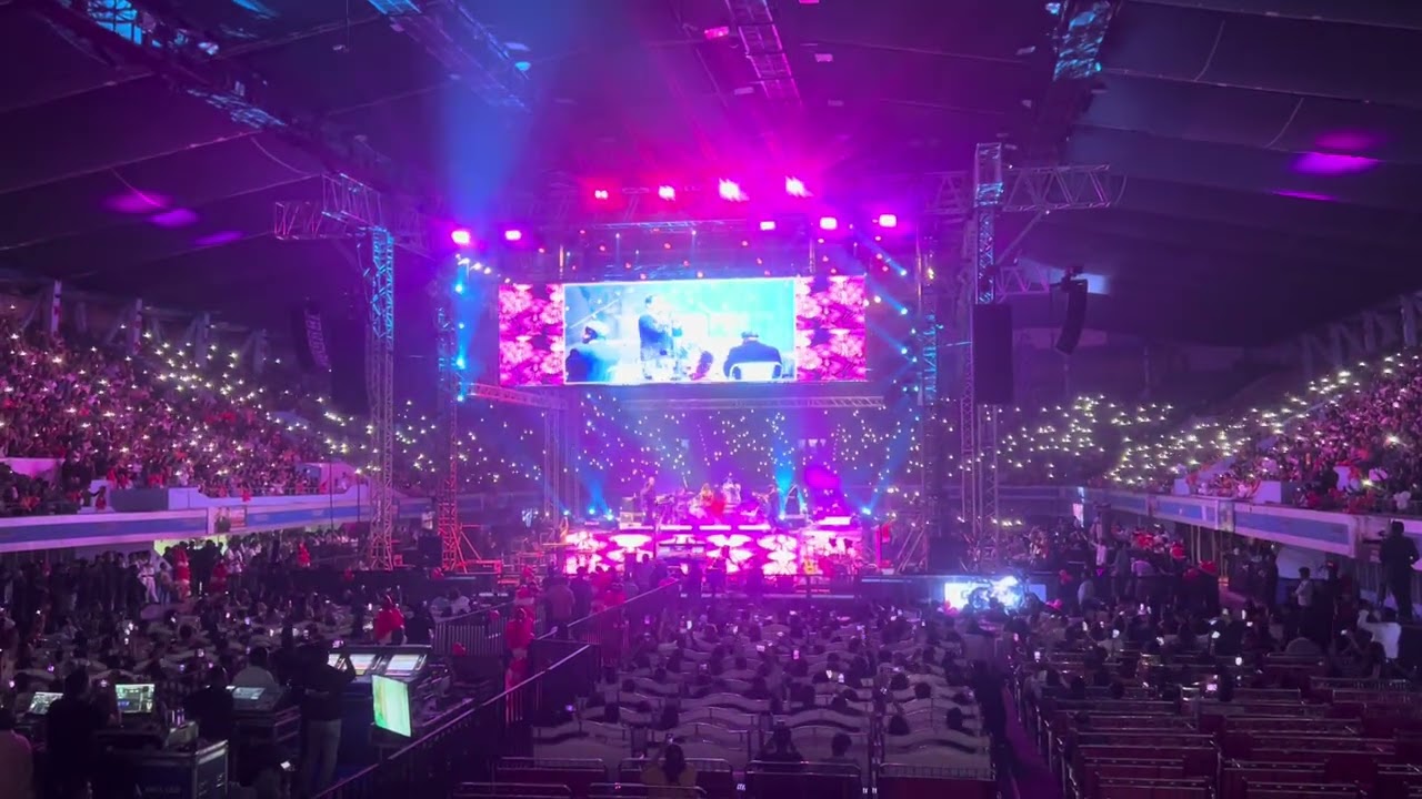 Kumar Sanu Live Performance in Kolkata Netaji Indoor Stadium - Jab Koi Baat Bigad Jaaye 