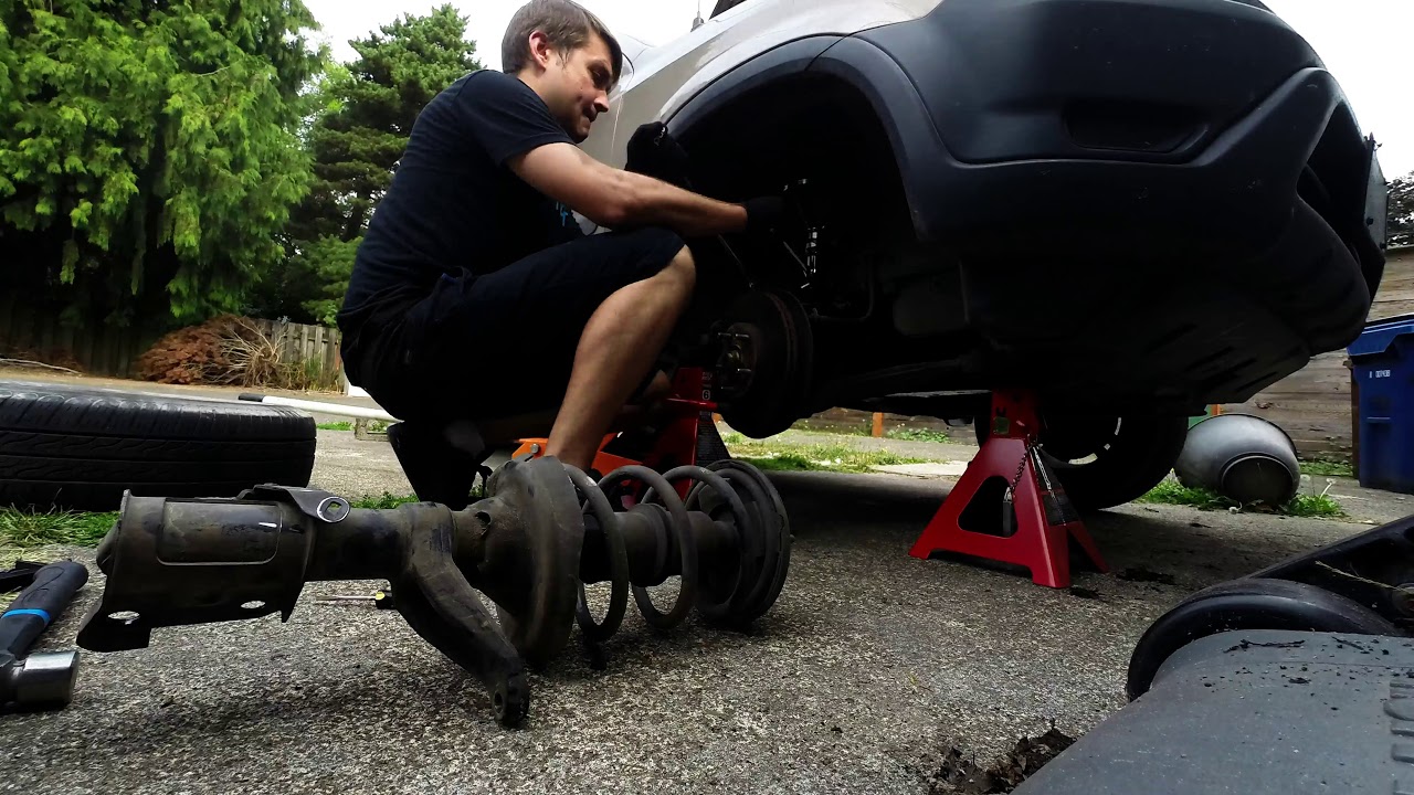 Changing front struts on a 2002 Honda CRV - YouTube