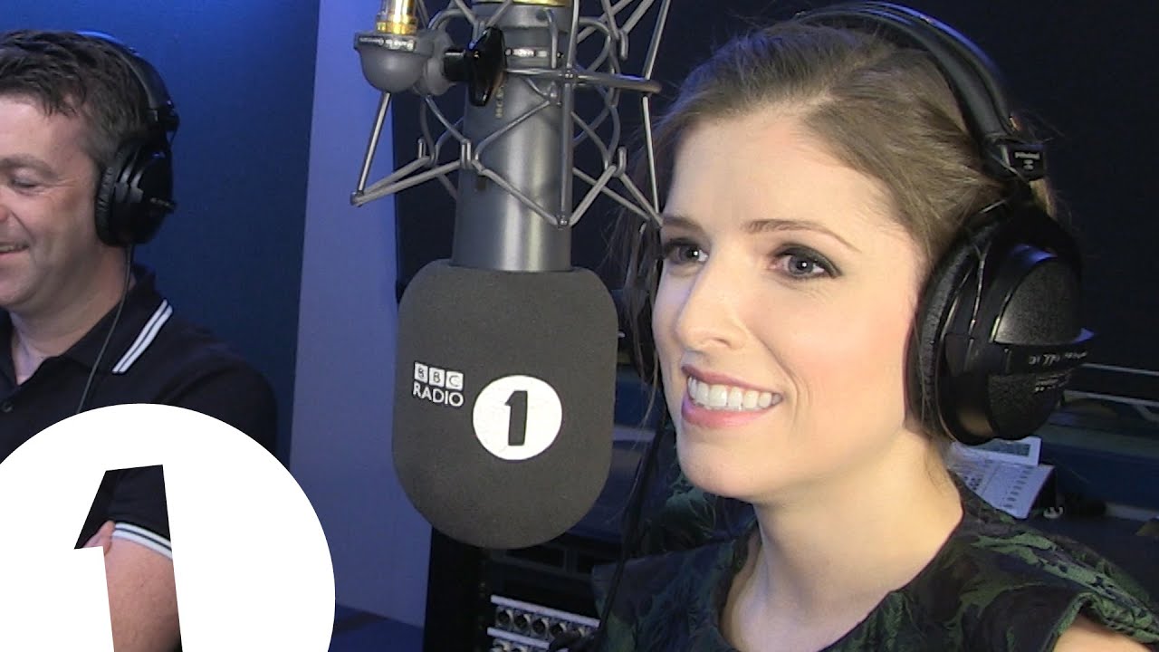 Tiny Anna Kendrick - Riding Rihanna's dress