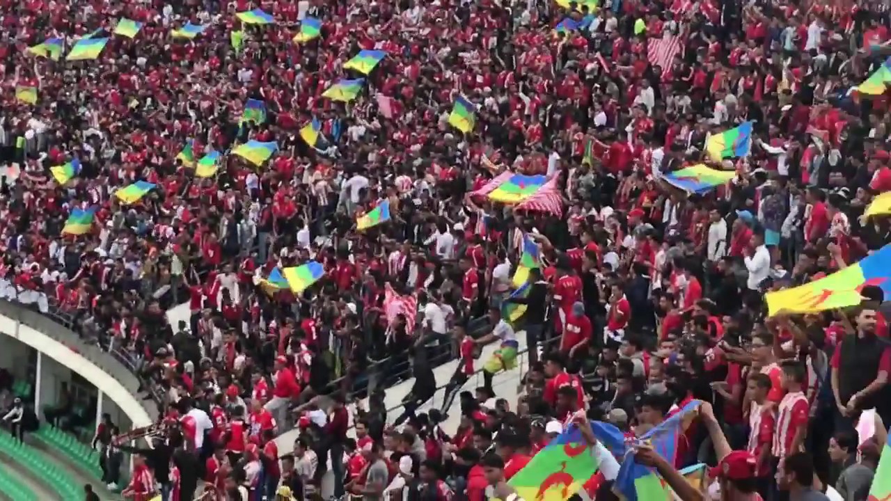 جماهير حسنية أكادير ترفض النشيد المغربي و ترفع العلم الأمازيغي