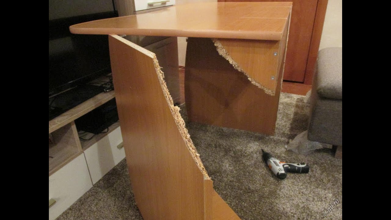 Почему крышка стола не проваливается. Сломанный стол. Стол письменный сломанный. Сломанный компьютерный стол. Сломанный офисный стол.