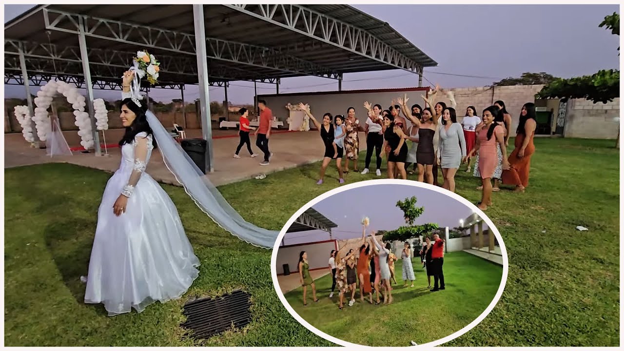 La novia lanzo su ramos para Echar a la suerte la próxima boda.