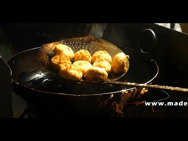 Famous Vada Pav | MOST POPULAR STREET FOOD IN MUMBAI | STREET FOODS IN INDIA street food