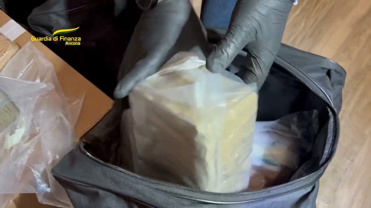 Maxi sequestro di droga nelle Marche, in un furgone 179 chili di hashish: arrestato l'autista