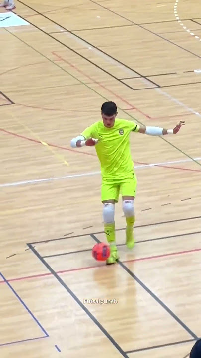 He’s definitely got skills 🧤👀 #futsal #goalkeeper #skills #shorts