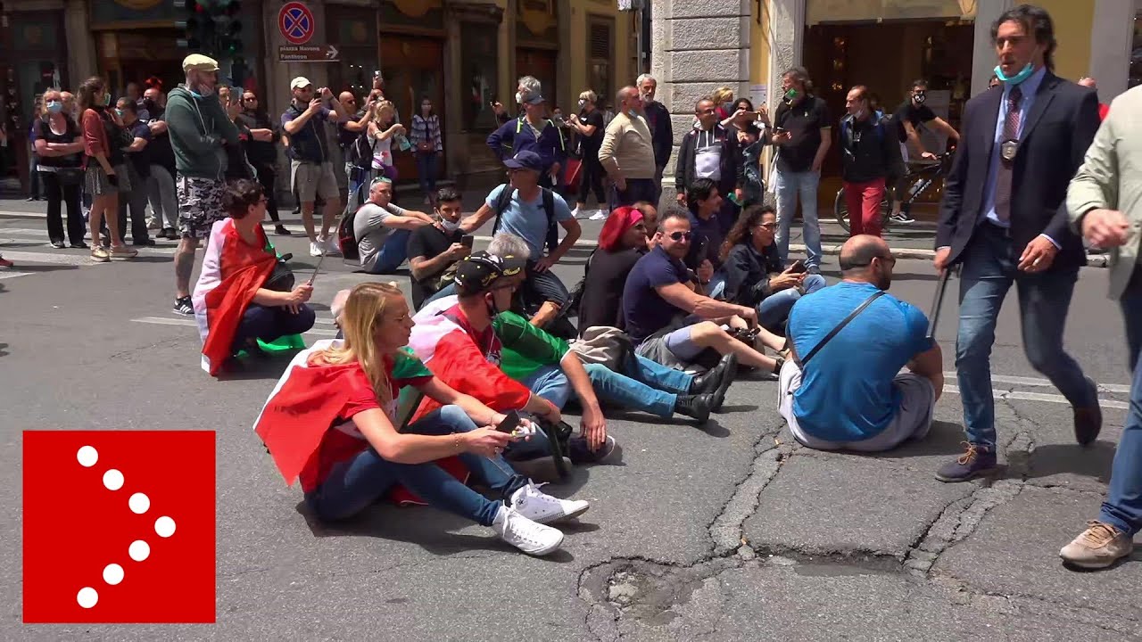 Tensione vicino Montecitorio: manifestanti si siedono per terra