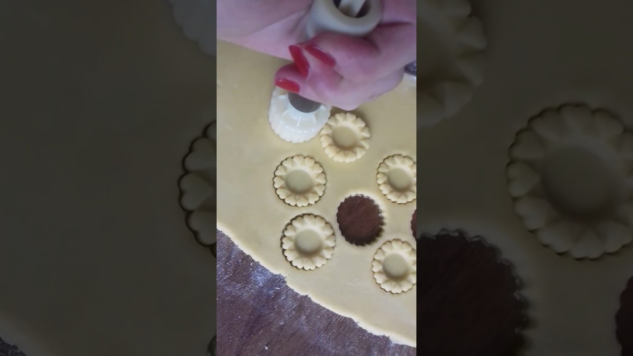 Pâte à biscuit emporte-pièce à piston tartelettes coeur de cakemabrouk 