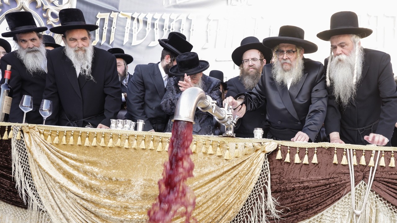 הרבי מסאטמר מפריש עשרות אלפי ליטרים של יין | The Satmar Rebbe at Or Haganuz
