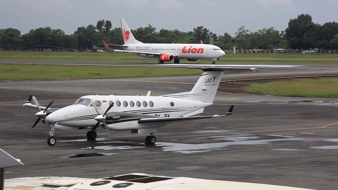 Kal Star PK-KSM landing and Lion Air PK-LHI takeoff at Syamsudin Noor Airport in Banjarmasin